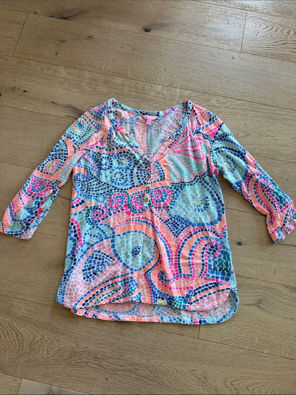 Lilly Pulitzer Egret Linen Henley Top Tile Wave Size Large Colorful 3/4 Sleeves - Picture 2 of 7